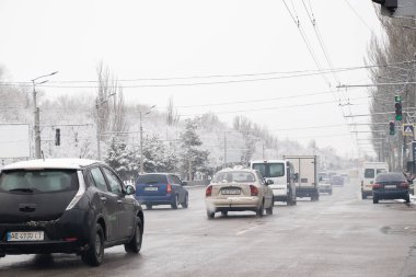 Ukrayna Dnipro 08.03.2021. Kış yolu. Arabalarla dolu bir yol. Sabah setin yanında, insanlar robota gidiyor.