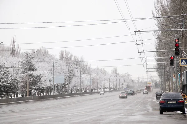 Ukrayna Dnipro 08.03.2021. Kış yolu. Arabalarla dolu bir yol. Sabah setin yanında, insanlar robota gidiyor.