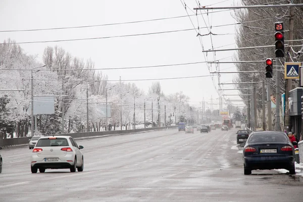 Ukrayna Dnipro 08.03.2021. Kış yolu. Arabalarla dolu bir yol. Sabah setin yanında, insanlar robota gidiyor.