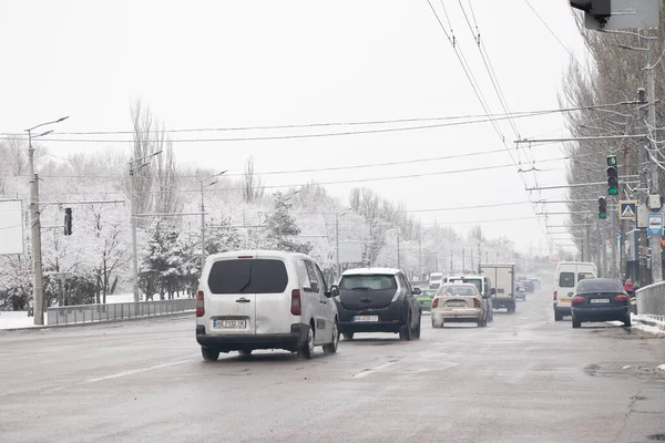Ukrayna Dnipro 08.03.2021. Kış yolu. Arabalarla dolu bir yol. Sabah setin yanında, insanlar robota gidiyor.