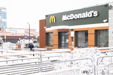 Ukrayna Dnipro 08.03.2021 - kışın Dinyeper şehrinin yerleşim bölgesinde yeni bir McDonald 's binası