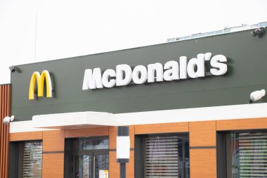 Ukrayna Dnipro 08.03.2021 - kışın Dinyeper şehrinin yerleşim bölgesinde yeni bir McDonald 's binası