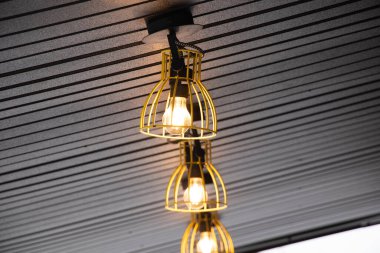 Ukrayna 'da bir kafede kahverengi bir tavanda bir ampul.