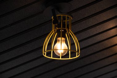 Ukrayna 'da bir kafede kahverengi bir tavanda bir ampul.