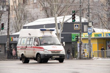 Ukrayna Dnipro 08.03.2021 - karantina sırasında şehrin uyku alanına giden yolda bir ambulans duruyor