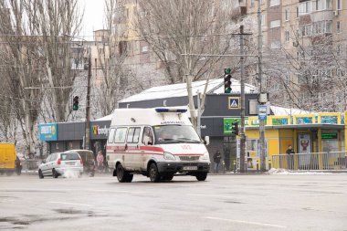 Ukrayna Dnipro 08.03.2021 - karantina sırasında şehrin uyku alanına giden yolda bir ambulans duruyor