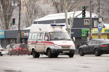 Ukrayna Dnipro 08.03.2021 - karantina sırasında şehrin uyku alanına giden yolda bir ambulans duruyor