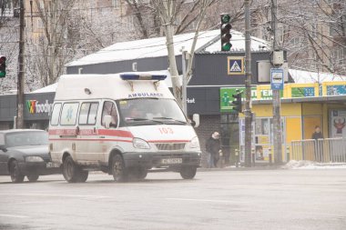 Ukrayna Dnipro 08.03.2021 - karantina sırasında şehrin uyku alanına giden yolda bir ambulans duruyor