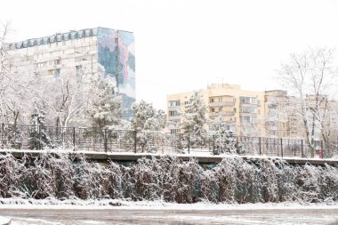 Ukrayna Dnipro 09.03.2021 - çok katlı bir bina üzerine çizim kış aylarında şehrin bir uyuma bölgesinde kar altında
