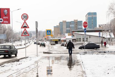 Ukrayna Dnipro 06.0.2021 - Şehirde güneşli bir günde, kış mevsiminde şehir sakinleriyle birlikte şehrin uyku alanı