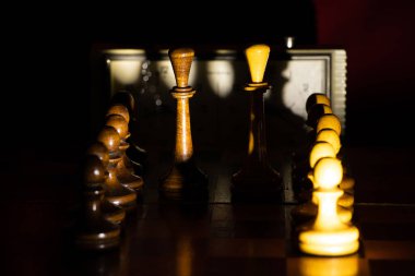 Karanlıkta satranç taşları