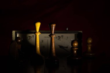 Karanlıkta satranç taşları