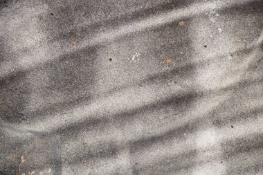 Sokakta arka plan olarak boyanmış gri-beyaz duvar