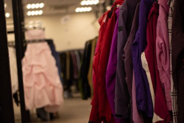 Ukrayna 'da ikinci el giyim mağazası, mağazada giysiler.