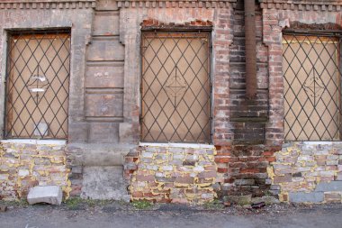 Ukrayna 'nın Dnipro şehrinin merkezinde pencereleri olan terk edilmiş eski bir evin ön cephesi