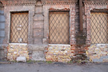 Ukrayna 'nın Dnipro şehrinin merkezinde pencereleri olan terk edilmiş eski bir evin ön cephesi