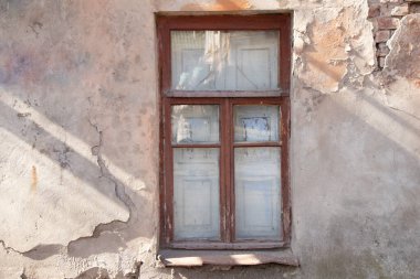 Ukrayna 'nın Dnipro şehrinin merkezinde pencereleri olan terk edilmiş eski bir evin ön cephesi
