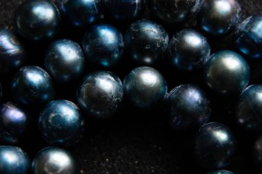 Mavi incilerden doğal boncuklar makro fotoğraf, mücevherler.