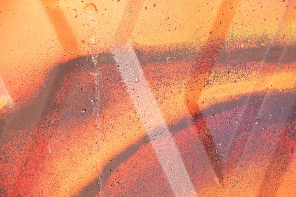 turuncu çiçekler arka plan olarak beton duvarı boyamış.