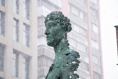 Ukrayna Dnipro 03.21.2021 - Atlanta bulvarındaki şehir merkezine yeni bir heykel yerleştirildi