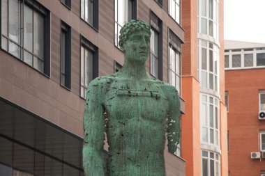 Ukrayna Dnipro 03.21.2021 - Atlanta bulvarındaki şehir merkezine yeni bir heykel yerleştirildi