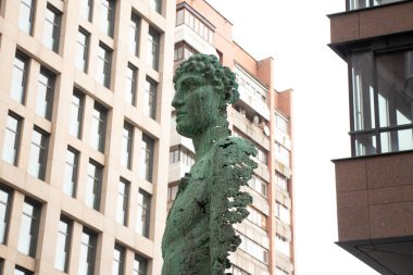 Ukrayna Dnipro 03.21.2021 - Atlanta bulvarındaki şehir merkezine yeni bir heykel yerleştirildi