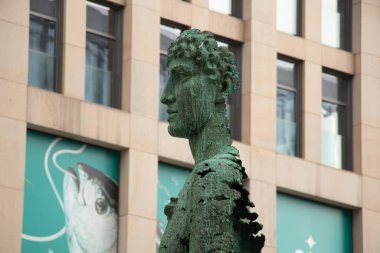 Ukrayna Dnipro 03.21.2021 - Atlanta bulvarındaki şehir merkezine yeni bir heykel yerleştirildi