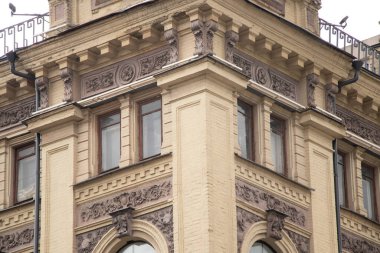 Ukrayna 'nın Dnipro şehrinin merkezindeki bir binanın ön cephesi