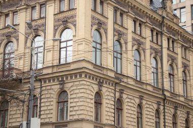 Ukrayna 'nın Dnipro şehrinin merkezindeki bir binanın ön cephesi