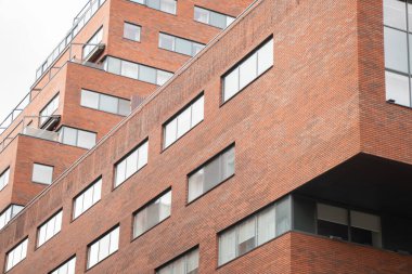 Ukrayna 'nın Dnipro şehrinin merkezindeki bir binanın ön cephesi