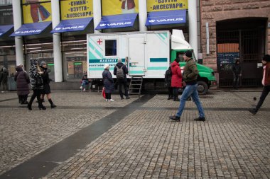 Ukrayna Dnipro 24.03.2021 - Şehir merkezindeki bir arabada X-ray florografisi salgın sırasında akciğer muayenesi için insanları kabul eder