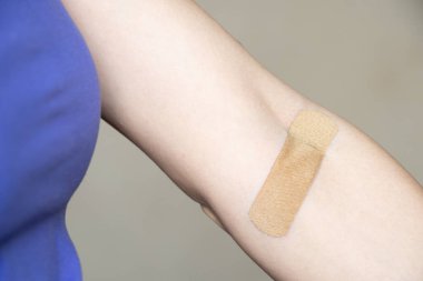 Bir damardan kan aldıktan sonra kolunda alçı var. Testler yapılıyor.