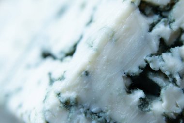 Arka plan makro fotoğrafı olarak mavi küflü mavi peynir, asil mavi küflü peynir.