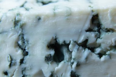 Arka plan makro fotoğrafı olarak mavi küflü mavi peynir, asil mavi küflü peynir.