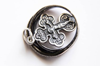 İzole edilmiş arkaplanda gümüş haç ve halka