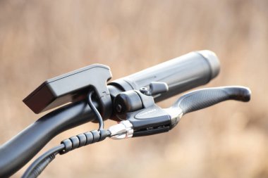 Ukrayna Dnipro 30.03.2021 - Xiaomi HIMO C26 elektrikli bisiklet kamera pro 9 ile ilkbaharda ormandaki gidonlarda, eko teknolojileri