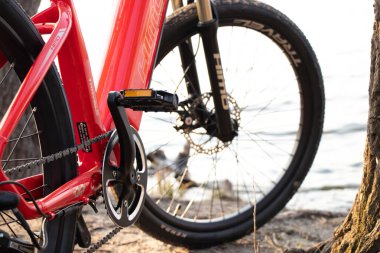 Ukrayna Dnipro 30.03.2021 - Xiaomi HIMO C26 elektrikli bisiklet kamera pro 9 ile ilkbaharda ormandaki gidonlarda, eko teknolojileri