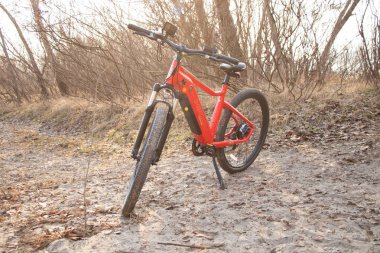 Ukrayna Dnipro 30.03.2021 - Xiaomi HIMO C26 elektrikli bisiklet kamera pro 9 ile ilkbaharda ormandaki gidonlarda, eko teknolojileri