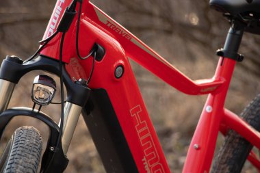 Ukrayna Dnipro 30.03.2021 - Xiaomi HIMO C26 elektrikli bisiklet kamera pro 9 ile ilkbaharda ormandaki gidonlarda, eko teknolojileri