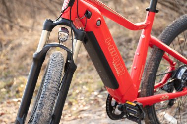 Ukrayna Dnipro 30.03.2021 - Xiaomi HIMO C26 elektrikli bisiklet kamera pro 9 ile ilkbaharda ormandaki gidonlarda, eko teknolojileri