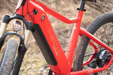 Ukrayna Dnipro 30.03.2021 - Xiaomi HIMO C26 elektrikli bisiklet kamera pro 9 ile ilkbaharda ormandaki gidonlarda, eko teknolojileri