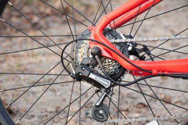 Ukrayna Dnipro 30.03.2021 - Xiaomi HIMO C26 elektrikli bisiklet kamera pro 9 ile ilkbaharda ormandaki gidonlarda, eko teknolojileri