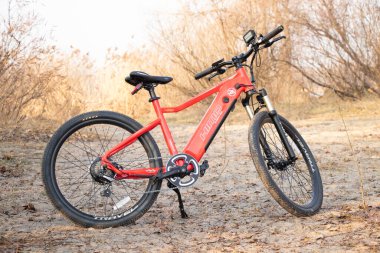 Ukrayna Dnipro 30.03.2021 - Xiaomi HIMO C26 elektrikli bisiklet kamera pro 9 ile ilkbaharda ormandaki gidonlarda, eko teknolojileri