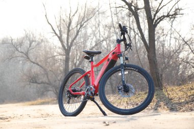 Ukrayna Dnipro 30.03.2021 - Xiaomi HIMO C26 elektrikli bisiklet kamera pro 9 ile ilkbaharda ormandaki gidonlarda, eko teknolojileri