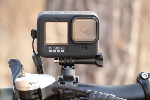 Ukrayna Dnipro 30.03.2021 - GoPro HERO 9 Parkta bisiklet sürerken bisiklet gidonu, video çekimi