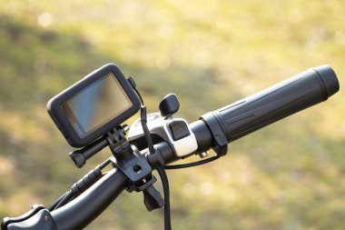 Ukrayna Dnipro 30.03.2021 - GoPro HERO 9 Parkta bisiklet sürerken gidonu, video