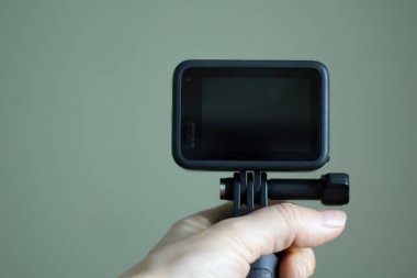 Ukrayna Dnipro 31.03.2021 - gopro hero 9 siyah eldeki izole yeşil arka plan