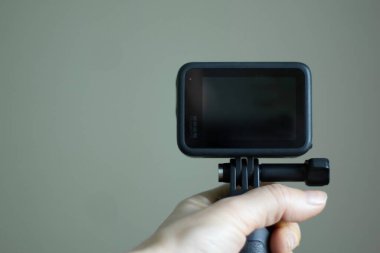 Ukrayna Dnipro 31.03.2021 - gopro hero 9 siyah eldeki izole yeşil arka plan