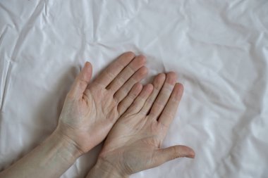 Genç kadın elleri arka planda, yakın plan.