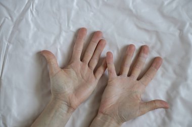 Genç kadın elleri arka planda, yakın plan.